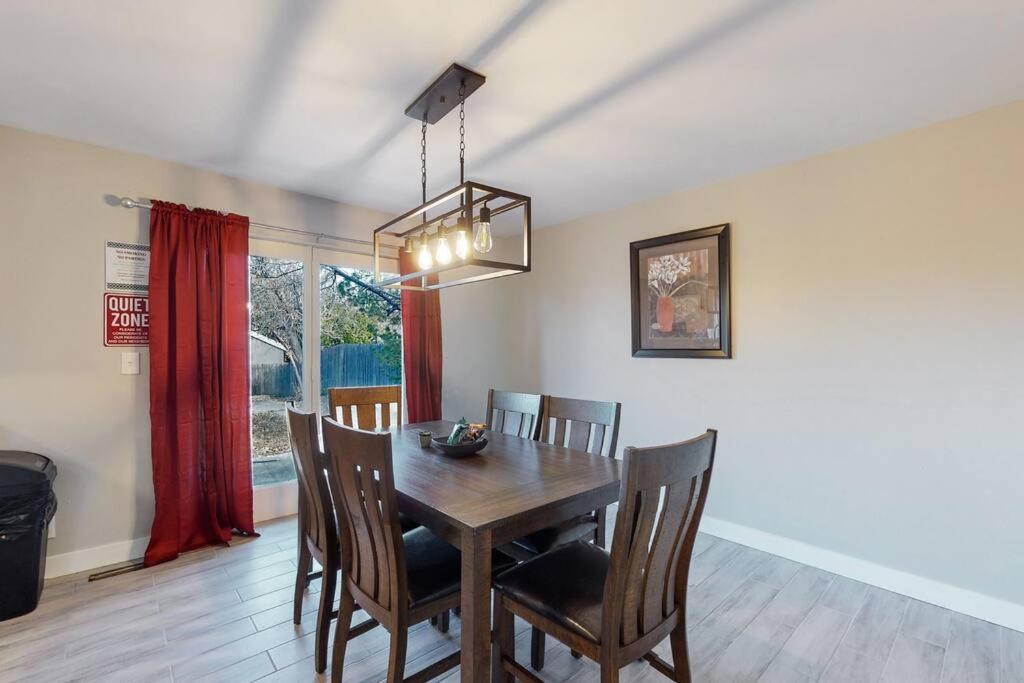 Large Remodeled Home With 5 Bedrooms 4 King Bed 世纪市 外观 照片
